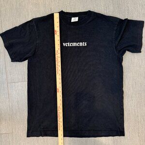 VETEMENTS Logo Tee